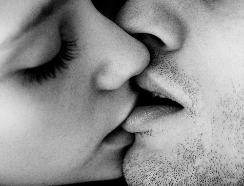 How are you supposed to kiss ?