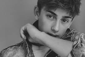 Would Johnny Orlando date me?