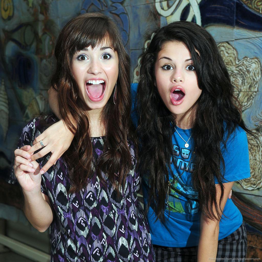 How well do you know Delena (Demi and Selena)